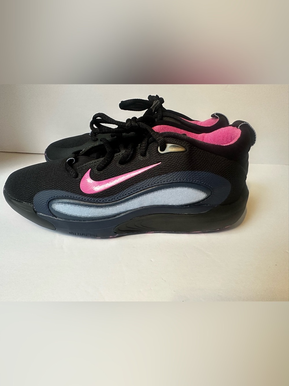 Nike IsoFly Youth Black with Pink Basketball Sneakers Size 5.5